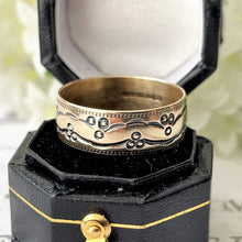 Cargar imagen en el visor de la galería, Vintage 9ct Gold 6.75mm Wide Band Ring. Yellow Gold &amp; Black Trilogy Pattern Band Ring, Berker Bros. Wedding Band Ring Size M-1/2 UK, 6.5 US
