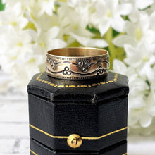 Cargar imagen en el visor de la galería, Vintage 9ct Gold 6.75mm Wide Band Ring. Yellow Gold &amp; Black Trilogy Pattern Band Ring, Berker Bros. Wedding Band Ring Size M-1/2 UK, 6.5 US
