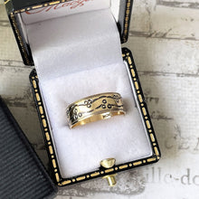 Lade das Bild in den Galerie-Viewer, Vintage 9ct Gold 6.75mm Wide Band Ring. Yellow Gold &amp; Black Trilogy Pattern Band Ring, Berker Bros. Wedding Band Ring Size M-1/2 UK, 6.5 US

