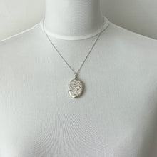 画像をギャラリービューアに読み込む, Vintage Edwardian Style English Sterling Silver Locket &amp; Curb Chain. 1970s Floral Engraved Chubby Oval Photo Locket Necklace.
