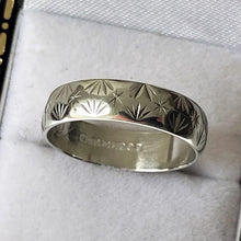 画像をギャラリービューアに読み込む, Vintage 9ct White Gold Patterned Wedding Band Ring. Star &amp; Sunburst 5mm Band Ring. 1970s Wedding Ring, London Hallmark, Sz M-1/2 UK, 6.5 US
