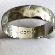 Lade das Bild in den Galerie-Viewer, Vintage 9ct White Gold Patterned Wedding Band Ring. Star &amp; Sunburst 5mm Band Ring. 1970s Wedding Ring, London Hallmark, Sz M-1/2 UK, 6.5 US
