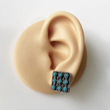 Lade das Bild in den Galerie-Viewer, Vintage Zuni Silver Petit Point Turquoise Cluster Earrings. Arts &amp; Crafts Sterling Silver Screw Back Earrings. Native American Jewellery
