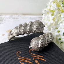 Lade das Bild in den Galerie-Viewer, Victorian Etruscan Revival Silver Snake Bangle. Antique Wraparound Cuff Bracelet. British Design Registered Love Token Bangle Bracelet
