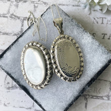 Lade das Bild in den Galerie-Viewer, Vintage Edwardian Style Sterling Silver Oval Locket &amp; Curb Chain. Repousse Engraved English Silver Photo/Keepsake Locket Pendant Necklace
