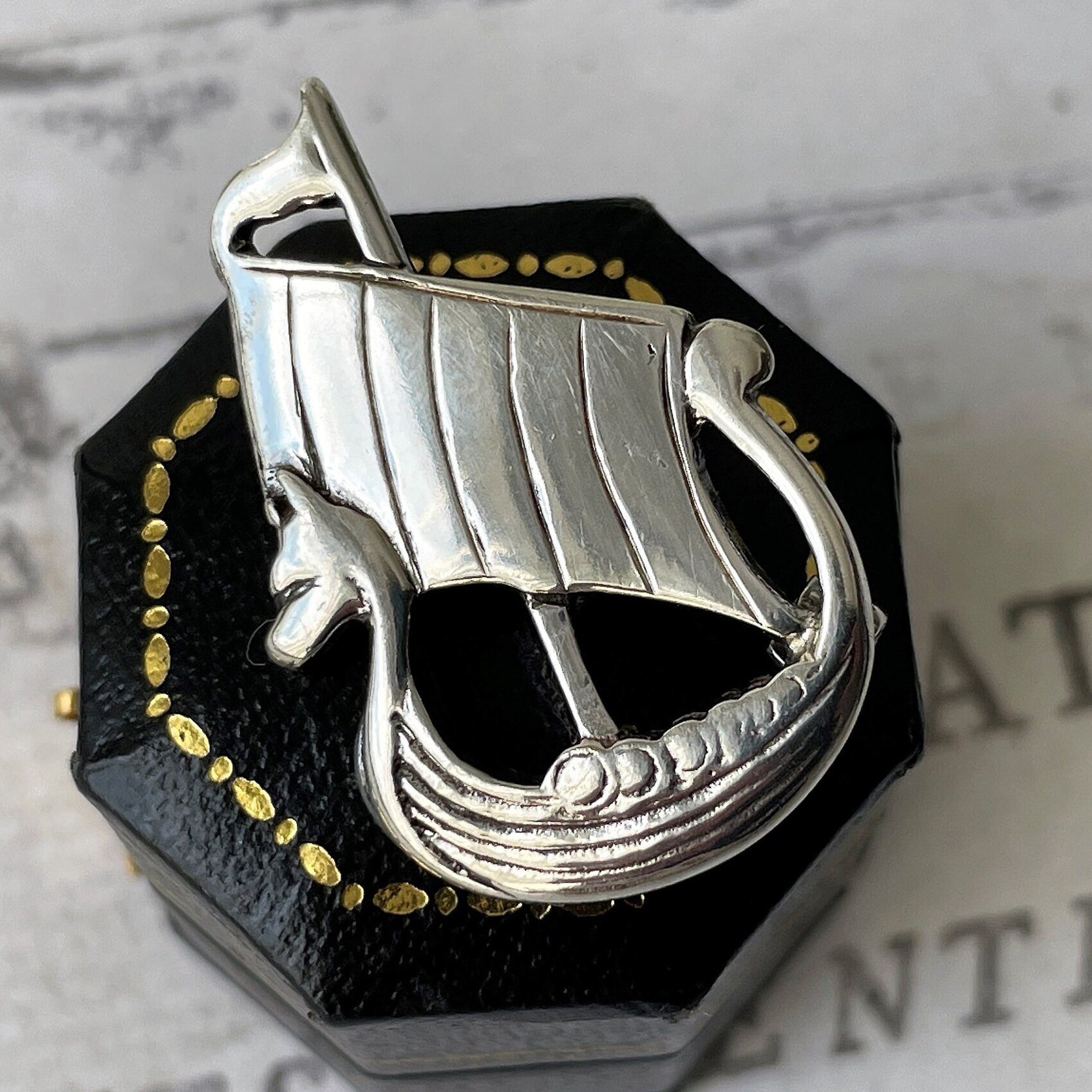 Broche Vintage Française Années 60/70 - Bateau Viking Par L'artiste Parisienne Yvonne Tindas