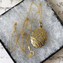 Cargar imagen en el visor de la galería, Victorian Aesthetic Rose Engraved Gold Locket Necklace. Antique Pie Crust Edge 2-Sided Gold Tone Locket &amp; Chain. Photo/Keepsake/Hair Locket
