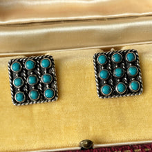 Cargar imagen en el visor de la galería, Vintage Zuni Silver Petit Point Turquoise Cluster Earrings. Arts &amp; Crafts Sterling Silver Screw Back Earrings. Native American Jewellery
