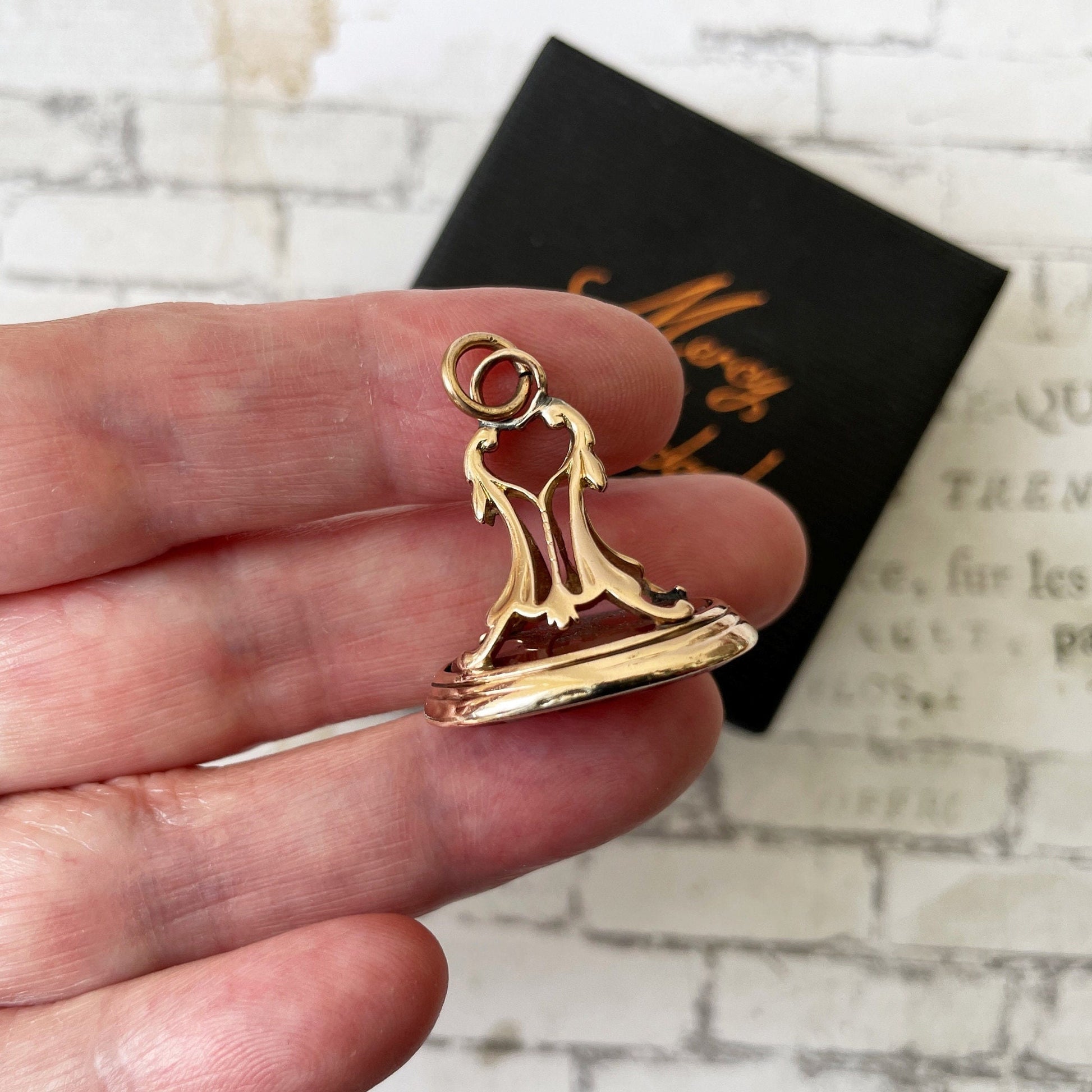 Antique Georgian 18ct Gold Carnelian Seal Fob With Heraldic Coat of Arms. English Knights Shield & Armoured Legs Intaglio Seal Pendant