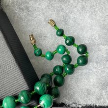 画像をギャラリービューアに読み込む, Vintage Art Deco Malachite Gemstone Bead Necklace. Carved Graduated Natural Malachite Bead Necklace 25&quot;/59cm. Scottish Malachite Necklace.
