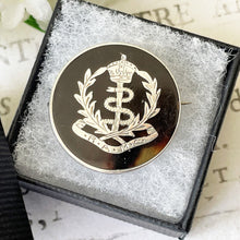 Carica l&#39;immagine nel visualizzatore di Gallery, Antique Royal Army Medical Corps Silver Sweetheart Brooch, 1916 Hallmark. Edwardian Piqué Work Miniature Army Badge Pin. Love Token Jewelry
