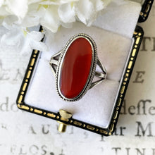 Lade das Bild in den Galerie-Viewer, Vintage Scottish Carnelian Sterling Silver Ring. Large Oval Natural Carnelian Statement Ring. Art Deco Style Cocktail Ring Size Q / 8-1/4
