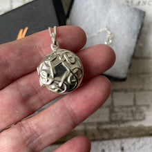Carica l&#39;immagine nel visualizzatore di Gallery, Vintage Sterling Silver Celtic Knot Locket Necklace. Infinity/Love Knot Round Silver Photo Locket, Curb Chain. Puffy Pendant Locket Necklace
