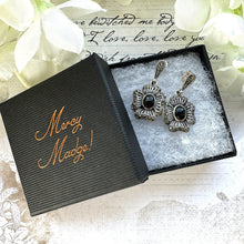Carica l&#39;immagine nel visualizzatore di Gallery, Vintage Whitby Jet Gemstone Sterling Silver Flower Earrings. Art Deco Style Silver Maracsite &amp; English Jet Daisy Drop Stud Earrings.
