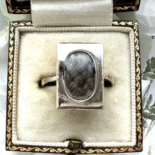 Cargar imagen en el visor de la galería, Antique Georgian 9ct Gold Rectangular Mourning Ring With Hair Weave &amp; Dated Inscription
