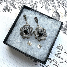 Carica l&#39;immagine nel visualizzatore di Gallery, Vintage Whitby Jet Gemstone Sterling Silver Flower Earrings. Art Deco Style Silver Maracsite &amp; English Jet Daisy Drop Stud Earrings.
