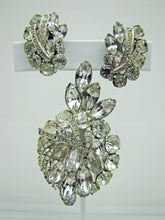 Cargar imagen en el visor de la galería, 1950s Weiss Clear Crystal Rhinestone Brooch Earring Set. - MercyMadge

