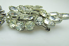 Cargar imagen en el visor de la galería, 1950s Weiss Clear Crystal Rhinestone Brooch Earring Set. - MercyMadge
